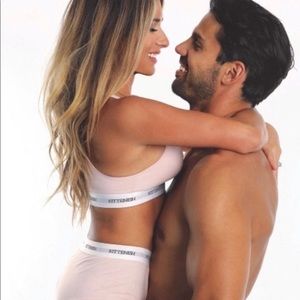Kittenish Jessie James Decker sport bra